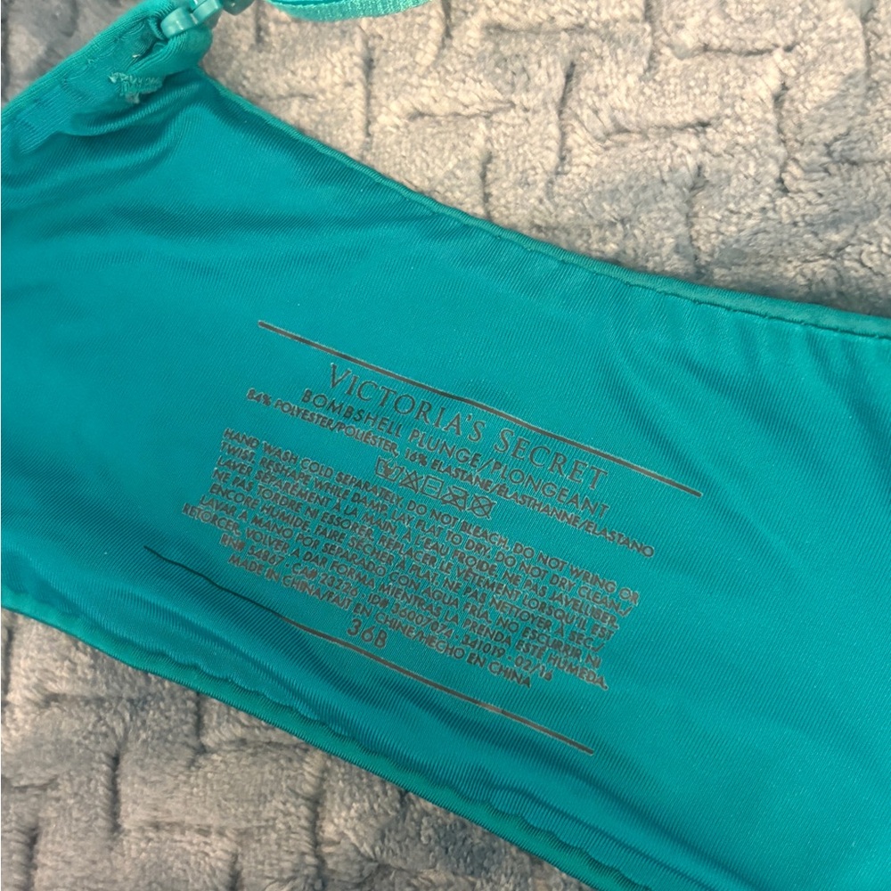 Victoria’s Secret Bombshell Plunge Push Up Bra - Picture 3 of 3